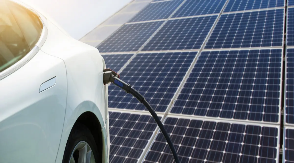 ¿Es viable la carga de coches eléctricos con paneles solares?