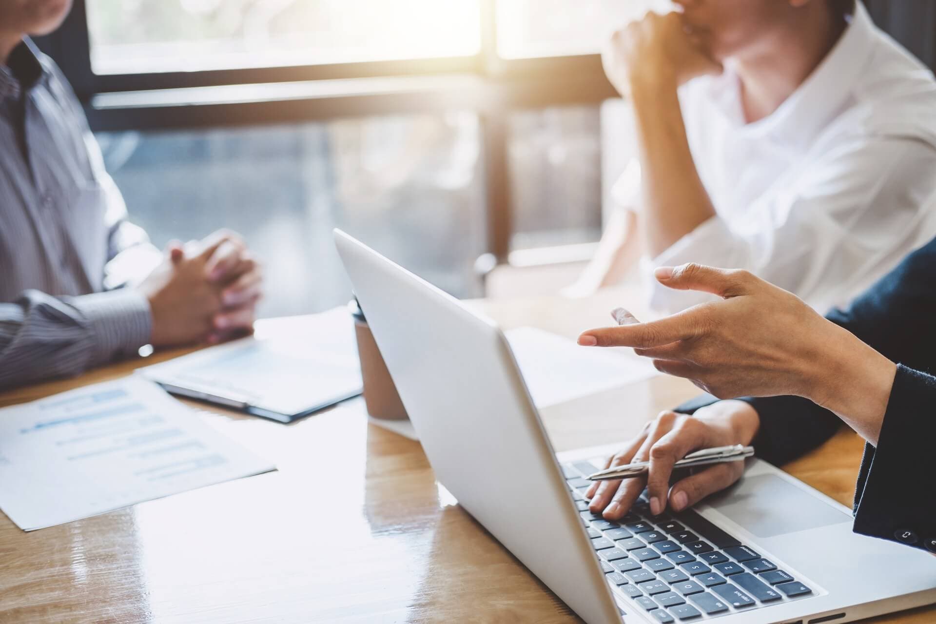 Exige transparencia en la consultoría energética