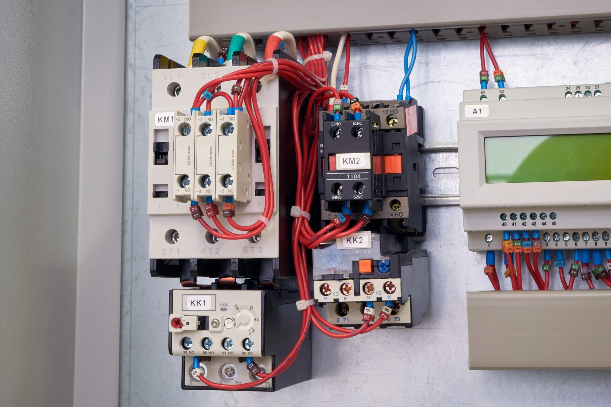 Partes de un relé térmico y su simbología
