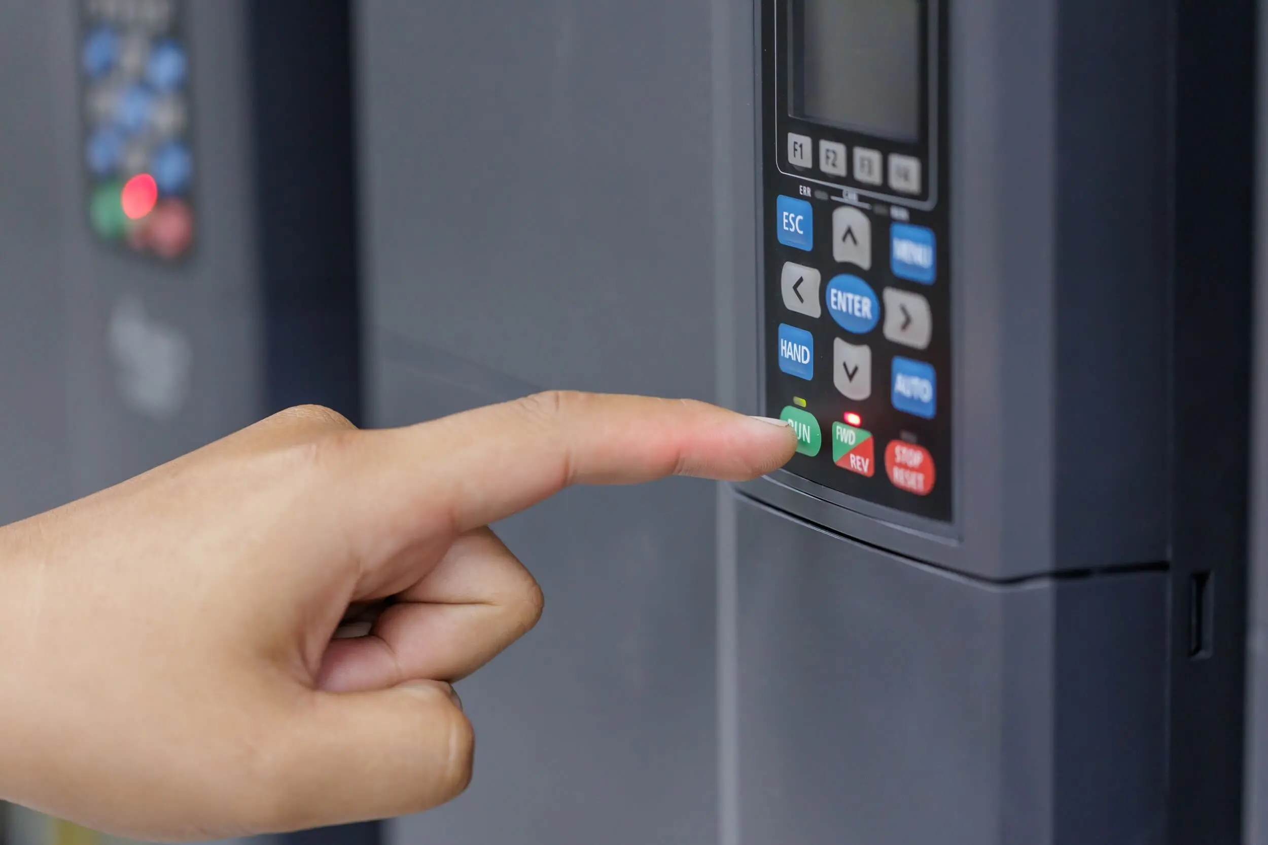 Cómo un variador de frecuencia mejora la eficiencia y prolonga la vida de tus equipos